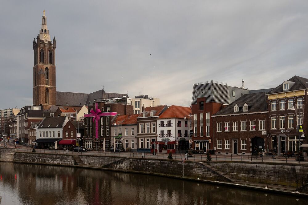 De rivier de Roer met de Sint-Christoffelkathedraal in Roermond