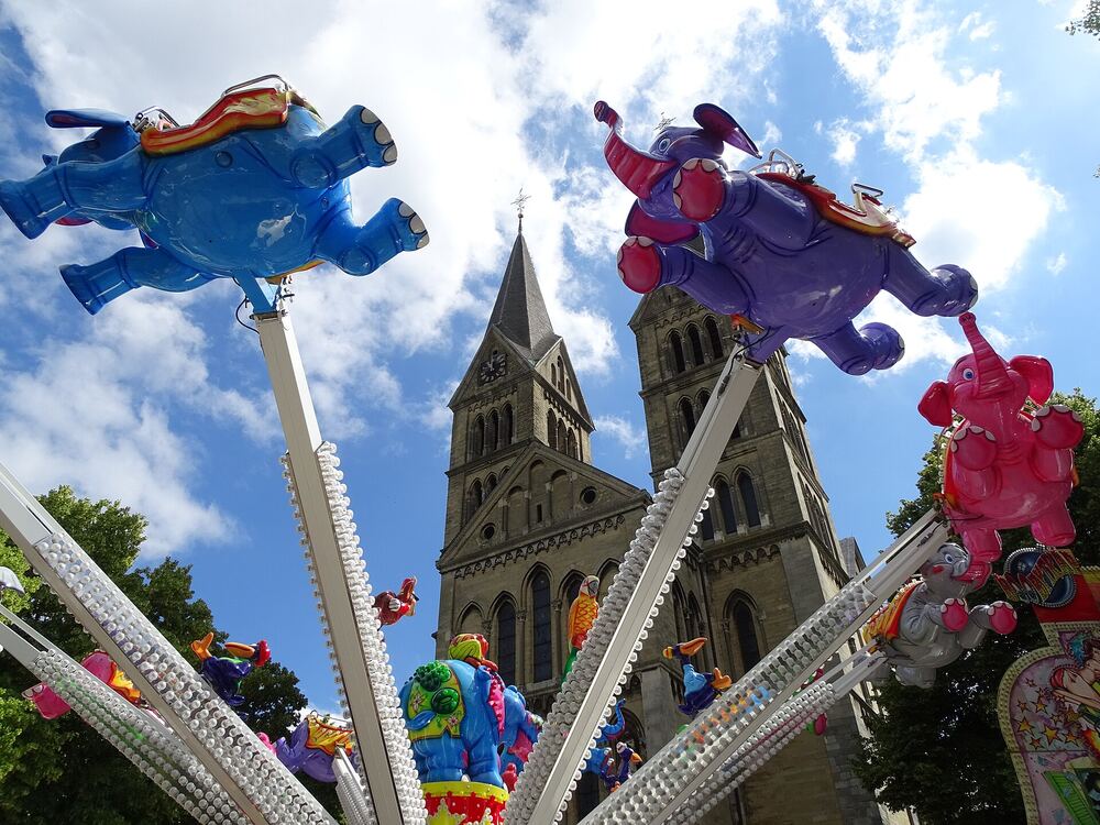 Een kermisattractie voor kinderen bij de kathedraal in Roermond